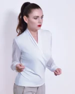 Luxusní společenská bílá halenka s průhledným rukávem, zavinovací.