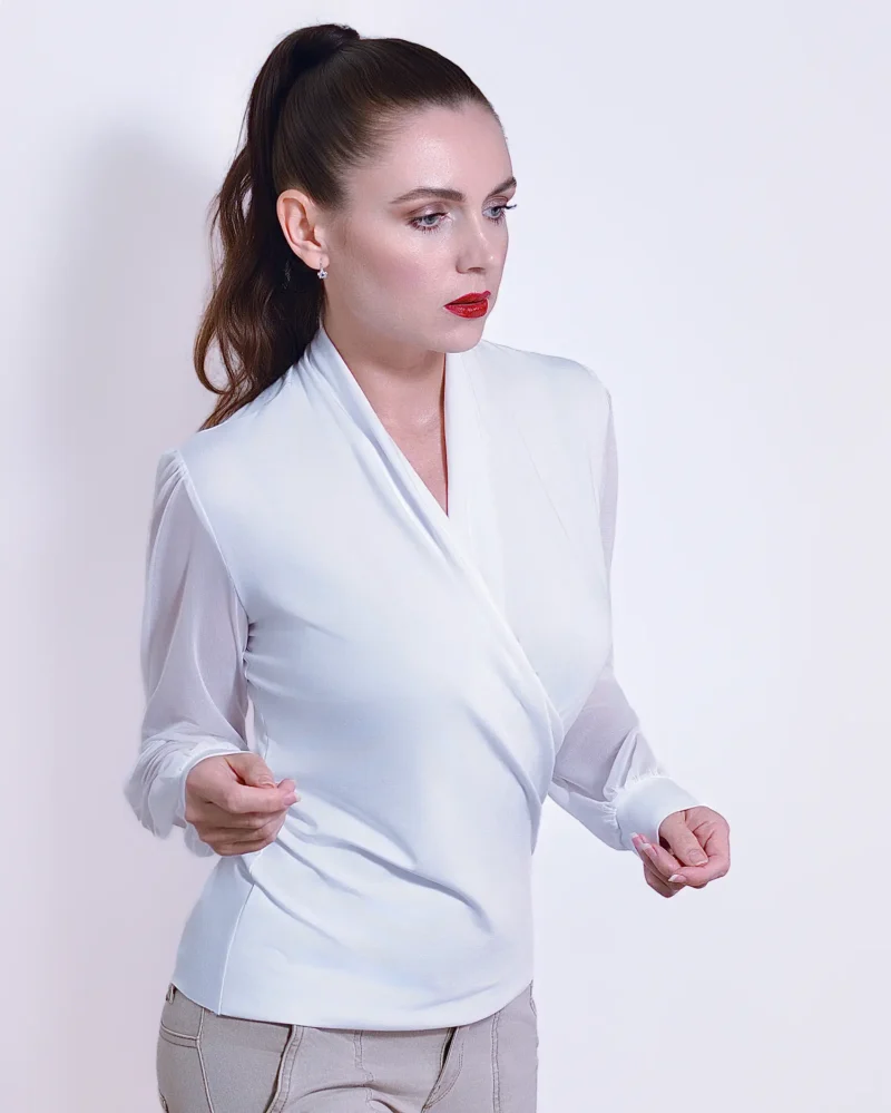 Luxusní společenská bílá halenka s průhledným rukávem, zavinovací.